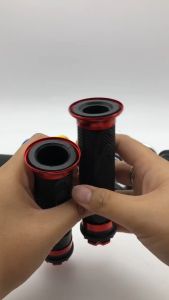 ปลอกแฮนด์มอเตอร์ไซค์ลายดอกไม้ ANG 66 สีน้ำเงิน moto