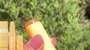 OUHOE | Vitamin C Brightening Essence Stick Face Hydrating Glow Boosting Moisturizer Bar Portable Illuminating Serum for Dull Skin 10g