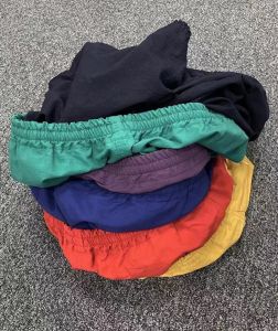 กางเกงขาสั้นผ้าฝ้ายเอวกลางสีบริสุทธิ์สําหรับผู้ชายสไตล์หลวมกางเกงชายหาดฤดูร้อนพร้อมปักผีเสื้อโดยปลาวาฬ