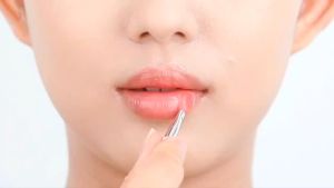 Krim Pelembab Bibir Hitam & Pemerah Bibir: Perawatan Bibir Kering