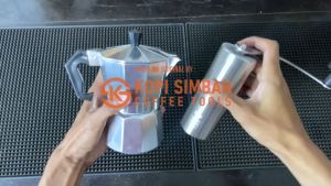 Paket Mocapot Dengan Grinder Manual Alat Seduh Pembuat Kopi Espresso Manual Brew MocaPot Espreso Coffee Maker