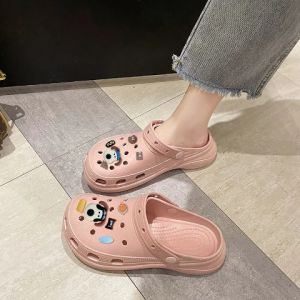 DshoeMs NEW รองเท้าแตะแฟชั่น ทรงหัวโตสวยฮิตใส่ง่ายได้ทุกวัน วัสดุยางพื้นนิ่มใส่สบายเสริมส้น 1.5 นิ้ว มี 5 สีให้เลือก แถมฟรีตัวติดลายน้องหมาไปด้วย 1 ชุด คุ้มจบเลย