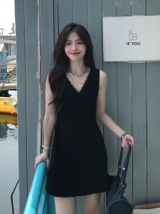 VKSOD | ชุดเดรสคอวีลูกไม้สีดำสไตล์ฝรั่งเศสสำหรับผู้หญิง ฤดูร้อน 2025 กระโปรงสั้นทรงเอเข้ารูปเอวสูง เดรสแขนกุดเข้ารูป