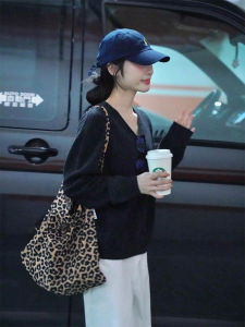 YUFUQING | เสื้อสเวตเตอร์คอวีสีดำสไตล์ย้อนยุคสไตล์เกาหลีฤดูใบไม้ร่วงและฤดูหนาวสำหรับผู้หญิง เสื้อเชิ้ตผู้หญิงสบายๆ คุณภาพสูง เสื้อเชิ้ตผู้หญิง