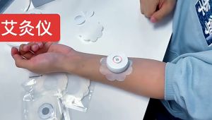 Model A68 Mini Moxibustion Portable Rechargeable Smokeless Moxibustion Device Heating Acupoint Massage Pain Relief. Green Colour. With 20 pieces Patches. 智能充電石墨烯無線艾灸熱敷儀.配20艾片. Ready stock.