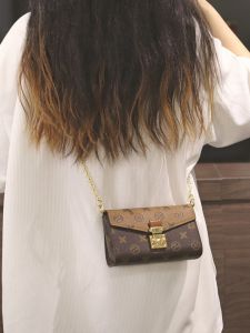 กระเป๋าสะพายข้างผู้หญิง MK DA ทรงสี่เหลี่ยมเล็กพิมพ์ลายหรูหรา โซ่แฟชั่น กระเป๋าสะพายข้างแบบสะพายข้าง เย็บด้วยหนังวัวชั้นบน