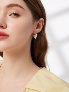 Elegant Heart Shaped Womens Earrings Trendy Unique Design Fashion Jewelry Ear Studs Luxury Feelings New 2024 Collection