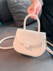 กระเป๋าสะพายข้างทรงสุภาพบุรุษแบบใหม่ปี 2025 กระเป๋าสะพายข้างทรงสะพายไหล่สุดเก๋สำหรับผู้หญิงในฤดูร้อน