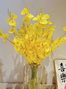 ช่อดอกไม้ประดิษฐ์สไตล์หรูหราสำหรับตกแต่งบ้าน ตกแต่งโต๊ะในห้องนั่งเล่น จัดดอกไม้พลาสติก ผ้าไหม กลีบ แจกัน