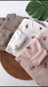 Kaos Waffer Printing Wanita: Atasan Wanita & Kaos Motif Bunga Lengan Panjang