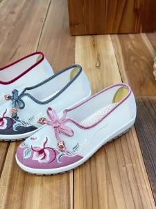 Sepatu Bordir Beijing Wanita Anti-Slip Bernapas Menyerap Keringat Transparan Datar Slip-On HF04