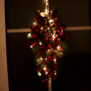 [Pantorastar] พวงหรีดคริสต์มาสขนาด60/65ซม. ที่แขวนประตูต้นไม้กลับหัวพร้อมด้วยแสงปาร์ตี้ในบ้านไม้สนเทียมโคนกิ่งไม้ของตกแต่งร้อยเชือกคริสต์มาสไม้เลื้อยไม้เถาเบอร์รี่ผ้าไหมพรีเมียม