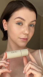 Thỏi phấn bắt sáng highlight hữu cơ OGEE HYDRAGANICS SCULPTED FACE STICK 8g OPAL làm nổi bật các đường nét khuôn mặt của Mỹ