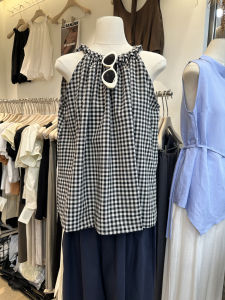 เสื้อแขนกุดผ้าถักหลวมๆ สำหรับใส่ไปทำงานในช่วงฤดูร้อนปี 2025 ดีไซน์คอวีแบบผูกหลัง เสื้อผ้าทำงานสไตล์เกาหลีสำหรับผู้หญิง