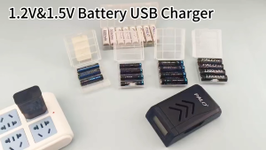 PALO Charger Baterai Universal 4 Slot untuk Baterai 1.2V AAA/AA Ni-MH & 1.5V AA/AAA Li-ion - Pengisian Cepat dan Pintar