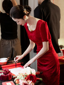 ชุดราตรีผ้าซาตินสีแดง เสื้อผ้าสำหรับงานแต่งงานแบบฝรั่งเศส ชุดราตรีผู้หญิง สไตล์เกาหลี กระโปรงทรงเอ กระโปรงสั้น แขนสั้น