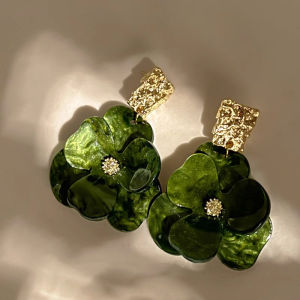 French Vintage Large Flower Earrings Unique Exaggerated Holiday Style Elegant Fashion Small Niche Design High End Ear Jewelry