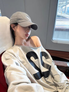 เสื้อสเวตเตอร์คอกลมแขนยาวสไตล์อเมริกันย้อนยุคสำหรับผู้หญิงในช่วงต้นฤดูใบไม้ร่วง ทรงหลวม ทรงโอเวอร์ไซส์ แขนกุด ลายตัวอักษร สไตล์ลำลอง