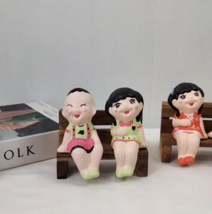 ตุ๊กตาเซรามิค ตุ๊กตาแต่งสวนกลางแจ้ง ตุ๊กตาเกาะกระถาง ตกแต่งกระถาง 1ชุด ได้ 3ชิ้น ตุ๊กตา1คู่+เก้าอี้ไม้ 1ตัว น่ารัก ตกแต่งบ้าน ของแต่งคาเฟ่