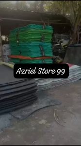 Spon EVA 10mm 30 x 100cm: Penggunaan dan Keuntungan\\n\\n Apa Itu Spon EVA 10mm?\\n\\nSpon EVA 10mm adalah bahan yang terbuat dari Ethylene Vinyl Acetate (EVA), sebuah polimer sintetis yang memiliki sifat elastis dan lembut. Spon ini memiliki ketebalan 10mm dan ukuran 30 x 100cm, menjadikannya ideal untuk berbagai keperluan rumah tangga dan industri.\\n\\n Spesifikasi Spon EVA 10mm\\n\\nSpon EVA 10mm memiliki spesifikasi sebagai berikut:\\n\\n- Ketebalan: 10mm\\n- Ukuran: 30 x 100cm\\n- Bahan: Ethylene Vinyl Acetate (EVA)\\n\\n Perbedaan dengan Spon Karet Ati\\n\\nPerbedaan utama antara spon EVA 10mm dan spon karet ati adalah bahan pembuatannya. Spon EVA 10mm terbuat dari EVA, sedangkan spon karet ati terbuat dari karet alam atau sintetis. Spon EVA memiliki sifat elastis dan lembut, sementara spon karet ati lebih keras dan tahan lama.\\n\\n Kelebihan Spon EVA 10mm\\n\\nSpon EVA 10mm memiliki beberapa kelebihan yang menjadikannya pilihan ideal untuk berbagai keperluan:\\n\\n Kelebihan dalam Penggunaan Sehari-hari\\n\\nSpon EVA 10mm sangat cocok untuk penggunaan sehari-hari, seperti membersihkan permukaan dapur dan kamar mandi, serta melindungi permukaan meja dan lantai. Sifat elastis dan lembutnya membuat spon ini aman digunakan tanpa merusak permukaan yang dibersihkan.\\n\\n Kelebihan dalam Penggunaan Industri\\n\\nDalam penggunaan industri, spon EVA 10mm dapat digunakan untuk membersihkan mesin, perlindungan produk selama pengiriman, dan berbagai aplikasi lainnya. Sifat elastis dan lembutnya menjadikan spon ini ideal untuk melindungi produk tanpa merusaknya.\\n\\n Cara Menggunakan Spon EVA 10mm untuk Kegunaan Rumah Tangga\\n\\nBerikut adalah beberapa cara menggunakan spon EVA 10mm untuk keperluan rumah tangga:\\n\\n Pembersihan Permukaan Dapur dan Kamar Mandi\\n\\nSpon EVA 10mm dapat digunakan untuk membersihkan permukaan dapur dan kamar mandi, seperti meja, lantai, dan keramik. Sifat elastis dan lembutnya membuat spon ini aman digunakan tanpa merusak permukaan yang dibersihkan.\\n\\n Perlindungan Permukaan Meja dan Lantai\\n\\nSpon EVA 10mm juga dapat digunakan untuk melindungi permukaan meja dan lantai dari goresan dan kerusakan. Anda dapat meletakkan spon ini di bawah meja atau perabot lainnya untuk mencegah goresan dan kerusakan pada lantai.\\n\\n Perawatan dan Pemeliharaan Spon EVA 10mm\\n\\nUntuk menjaga kualitas dan kebersihan spon EVA 10mm, berikut adalah beberapa cara perawatan dan pemeliharaan:\\n\\n Cara Membersihkan dan Menyimpan Spon EVA 10mm\\n\\nSetelah penggunaan, bersihkan spon EVA 10mm dengan air bersih dan sabun. Kemudian, jemur spon hingga kering sebelum menyimpannya di tempat yang aman dan kering.\\n\\n Solusi Masalah Umum dengan Spon EVA 10mm\\n\\nBeberapa masalah umum yang mungkin terjadi dengan spon EVA 10mm adalah spon menjadi kotor atau bau. Untuk mengatasi masalah ini, bersihkan spon dengan air sabun dan jemur hingga kering sebelum menyimpannya.\\n\\nDengan memahami penggunaan dan keuntungan spon EVA 10mm, Anda dapat memaksimalkan manfaatnya untuk berbagai keperluan rumah tangga dan industri. Jangan ragu untuk mencoba spon EVA 10mm untuk memudahkan pekerjaan Anda!\"