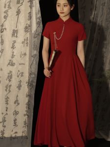 ชุดเดรสยาวสีแดงรัดเอวสไตล์จีนใหม่ ชุดราตรียาวปานกลางสำหรับผู้หญิง ฤดูใบไม้ผลิและฤดูร้อน ชุดเดรสยาวปานกลางสีแดง