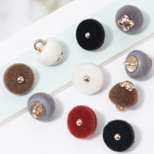 กระดุมหนังสีสันสดใสระดับไฮเอนด์สำหรับเสื้อเชิ้ตคาร์ดิแกนถักผ้าขนสัตว์สไตล์สตรีทแฟชั่น