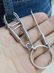 สร้อยกุญแจโลหะผสมมือทำจากเส้นเชื่อม สไตล์ย้อนยุค สร้อยคอรูปตัวอักษรสำหรับรถยนต์ พร้อมห่วงโซ่สำหรับติดกุญแจ