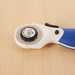 คัตเตอร์โรตารี่ Rotary Cutter คัตเตอร์ Kw-triO No.03805 (ขนาดใบ 28 มม.)ลูกกลิ้งตัดกระดาษ ตัดผ้า ตัดหนัง คัตเตอร์ใบมีด 28mm HOME&OFFICE