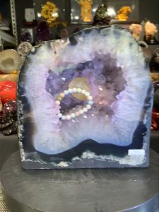 agate geode crystal with calcite #johorbahru #crystal 五行水土💯天然紫晶洞 厚体玛瑙+绿幽灵+方解石花边👍 正中心带一大颗黄方解石🍀 晶体透亮带有钛晶✅  高height: 27cm  宽width: 26.5cm x 18cm  洞深hole: 4.5cm  重weight: 18kg  📍Johor Bahru 区可自行取货或邮寄服务
