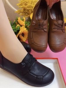 รองเท้าส้นแบนหนังแท้สำหรับผู้หญิง ฤดูใบไม้ผลิ 2024 รองเท้าแม่แบบใหม่ พื้นนุ่ม ด้านนอกนุ่ม กันลื่น รองเท้าผู้หญิงวัยกลางคนและผู้สูงอายุ