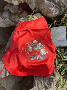 เสื้อชั้นในไหมปักลายสีแดงสำหรับผู้หญิง สายเดี่ยว ฤดูใบไม้ผลิ 2024 เสื้อชั้นในไหมปักลายดอกไม้ผสมโพลีเอสเตอร์และยางยืด