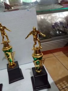 Piala Lomba Juara 1 2 3 4 (MENGGIRING BOLA BODY HIJAU RASER) \\\"costum\\\" FREE STICKER (BOLEH satuan)TERMASUK SETICKER DAN FREE DESIGN