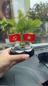 Máy khuếch tán nước hoa ô tô hình cờ Aroma chạy năng lượng mặt trời tặng kèm tinh dầu nước hoa