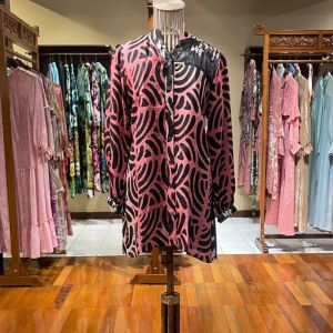 Anera Tunik Viscos by Dian Pelangi LIMITED EDITION Blouse Baju Atasan Kemeja Blus Outfit Kerja Kantor Casual Formal Kerja Pesta Pernikahan Kondangan Wanita Hijaber Cantik Anggun Modis Modern Simple Elegan Mewah Model Korea Terbaru Motif Batik Abstrak