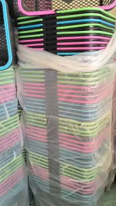 ตะกร้าหูหิ้วพลาสติกพกพาสะดวก ทนทาน จุของได้มาก คละสี แพค1โหล