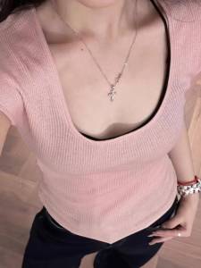 เสื้อยืดแขนสั้นผ้าไหมน้ำแข็งคอวีสไตล์เกาหลีสำหรับผู้หญิงในฤดูร้อน เสื้อผ้าทำงานทรงสลิมฟิต สไตล์หวานและเผ็ดร้อน