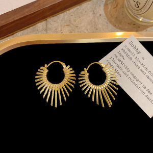 Exaggerated Floral Metal Earrings Womens Design Vintage Minimalist High-End Sensation Simple Circle Luxury Light Earrings