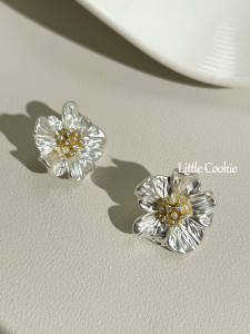 Elegant Pearl Camellia Ear Cuffs No Piercing Required Fashionable Retro Style Alloy Jewelry for Women Fresh out New Model