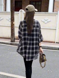 เสื้อเชิ้ตกันแดดลายสก็อตสำหรับผู้หญิง ทรงหลวมสบาย ๆ ฤดูร้อนปี 2024 เสื้อคาร์ดิแกนผ้าโปร่งบางสำหรับใส่กลางแจ้งแบบใหม่