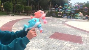 Suisui ปืนเป่าฟอง เป่าฟองอัตโนมัติ ปืนเป่าฟองสบู่ปลาโลมา ราคาที่สุด