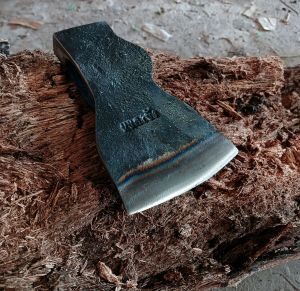 หัวขวานเหล็กแหนบแท้ 100% หนองบัวทรงเกือกม้า ขนาดคมกว้าง 9 - 9.2 ซม. สูง 15ซม.  น้ำหนัก 650 - 750 กรัม