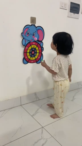 Bộ trò chơi phi tiêu dán tường cho trẻ em