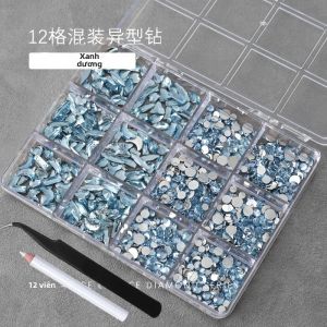 Bộ Đá Trang Trí Móng Tay 3D Màu Xanh Nhạt 12 Ô Nhiều Hình Dạng Mặt Phẳng Chất Liệu Nhựa Sang Trọng Dùng Trang Trí Móng Tay Tự Làm
