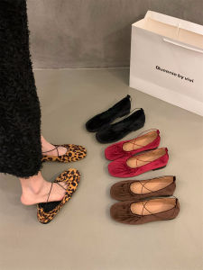 รองเท้าส้นแบนพื้นลูกไม้ลายเสือดาวสไตล์ฝรั่งเศสสำหรับผู้หญิง รองเท้า Mary Janes สีแดงเล็ก รองเท้าส้นแบนแบบสวมสบายสำหรับฤดูใบไม้ผลิและฤดูใบไม้ร่วง