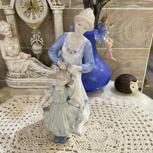 Tượng mẹ và bé gốm sứ cổ điển đẹp mắt trang nhã-Classic ceramic statue of mother and baby beautiful and elegant
