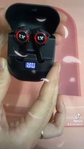 (SIÊU PHẨM) TAI NGHE KHÔNG DÂY BLUETOOTH TWS PT08 KIÊM KỆ ĐỠ ĐIỆN THOẠI. chức năng giảm tiếng ồn thông minh. kết nối siri. Hộp sạc tai nghe có thể sử dụng làm giá đõ điện thoại. PIN CỰC KÌ TRÂU. 4EMILY