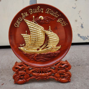 Tranh đĩa tròn thuyền thuận buồm xuối gió gỗ hương đá nguyên khối 3 cỡ đĩa 303540