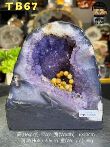 small amethyst crystal geode with calcite 五行“金” 💯天然紫晶洞 玛瑙边 黄方解石共生💰 洞里带些白水晶结晶 (如定制底座另加RM60)  高(Height): 17cm 宽(Width): 16x10cm 洞深(Hole): 3.5cm 重(Weight): 3kg