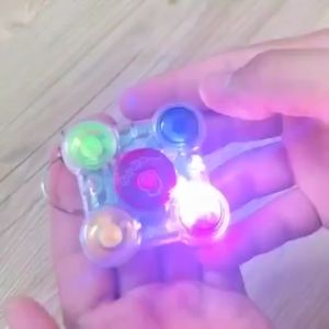Game Console KeyChain Memory Cube KeyChain Keyrings Key Chain Key Rings Simon Game Console Electronic Memory Exercise Game for Kid Classic Toys Machine Handheld for Children Kids Gifts