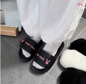 Dép quai ngang nam nữ Rabbit .Town kiểu dáng thời trang rễ thươngđế cao 3 cm nhẹ êm chân chống trơn. bảo hành 6 tháng.